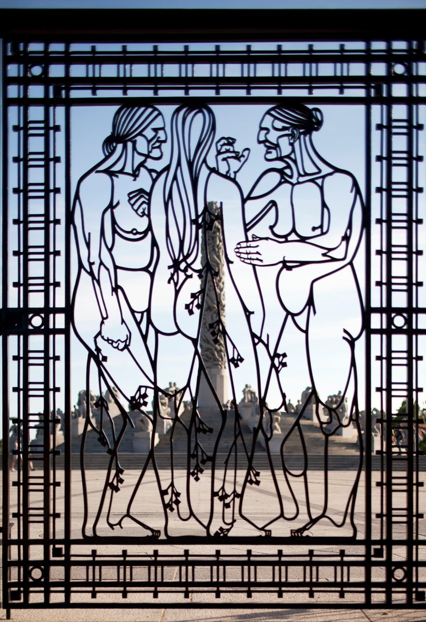 Ingangspoort naar het Beeldenpark, drie vrouwen door Gustav Vigeland