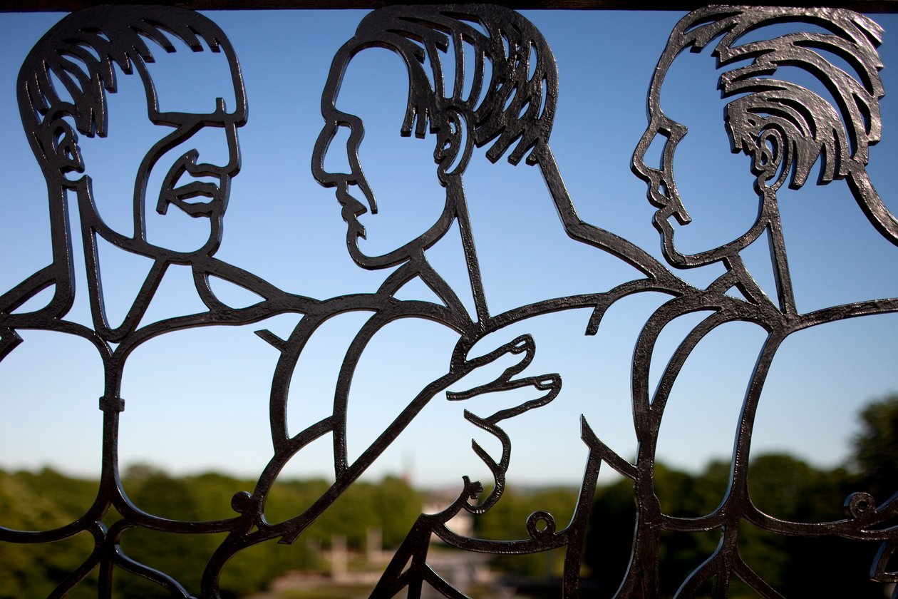 Ingangspoort naar het Beeldenpark, drie mannen (detail) door Gustav Vigeland