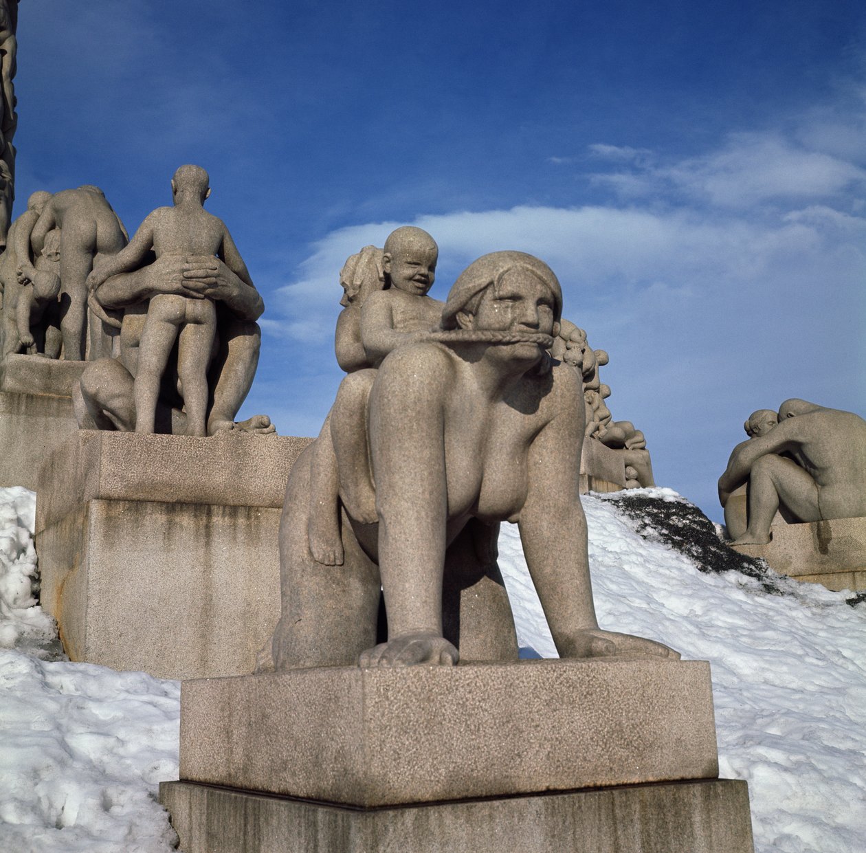 Moederschap, of Vrouw met twee kinderen op haar rug (graniet) door Gustav Vigeland