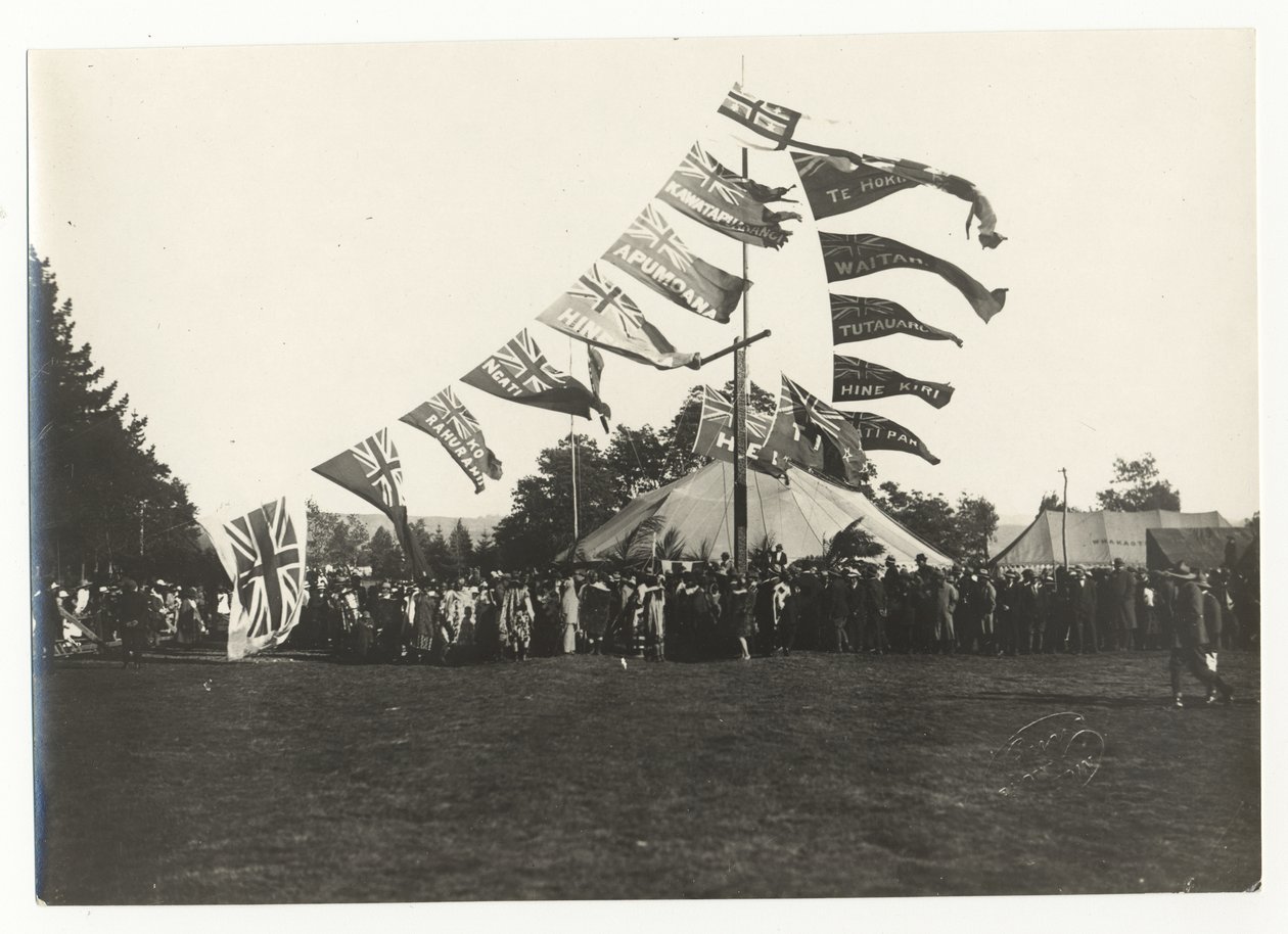 Maori Ontvangst in Arawa Park, Rotorua, ca. 1925 door Guy Photo Studio