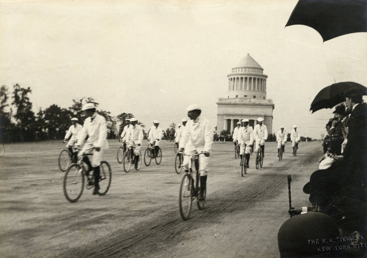 Fietsers op Riverside Drive, nabij Grant