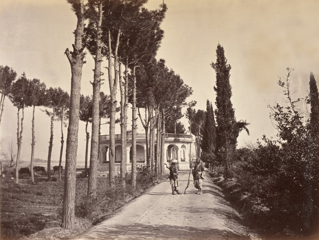 Afghanen in de tuinen van Babur, Jalalabad, 1878 door H. Charuis