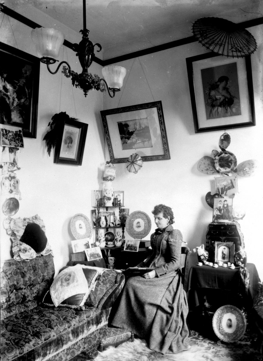 Hannah Maynard thuis, ca. 1890 (zwart-wit foto) door Hannah Maynard