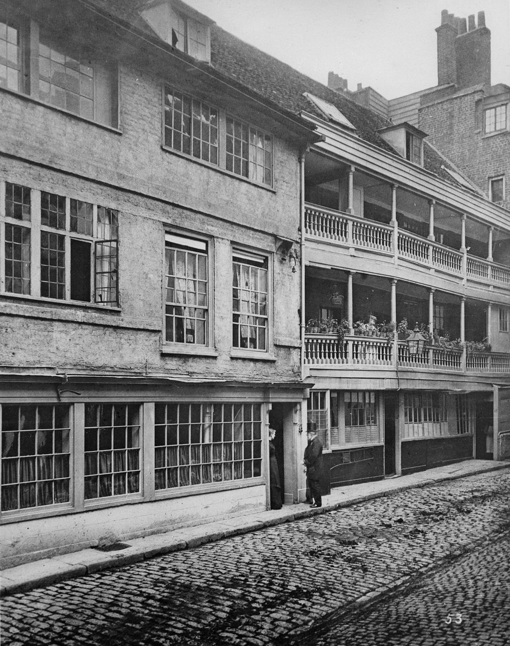 De George Inn Yard, Southwark door Henry Dixon