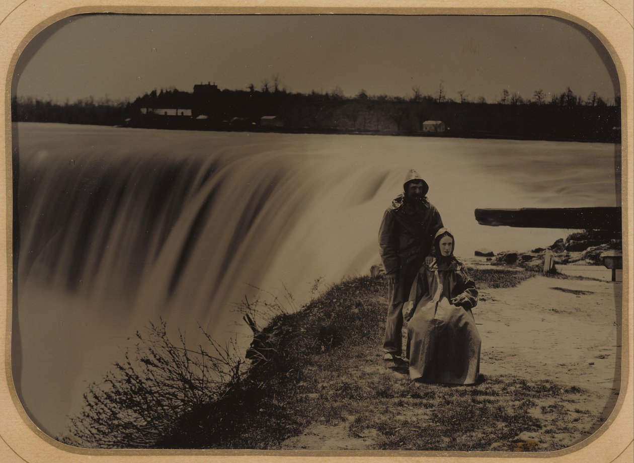 Koppel bij de Niagara Watervallen in Regenjassen door Henry Hollister