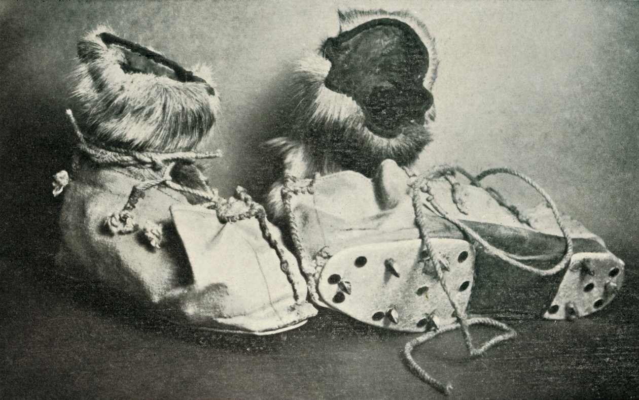 Finnesko met stijgijzers, ca. 1910-1913, 1913 door Herbert Ponting