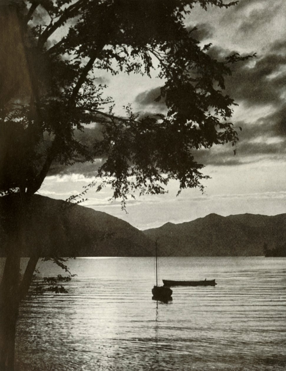 Lake Chuzenji, 1910 door Herbert Ponting