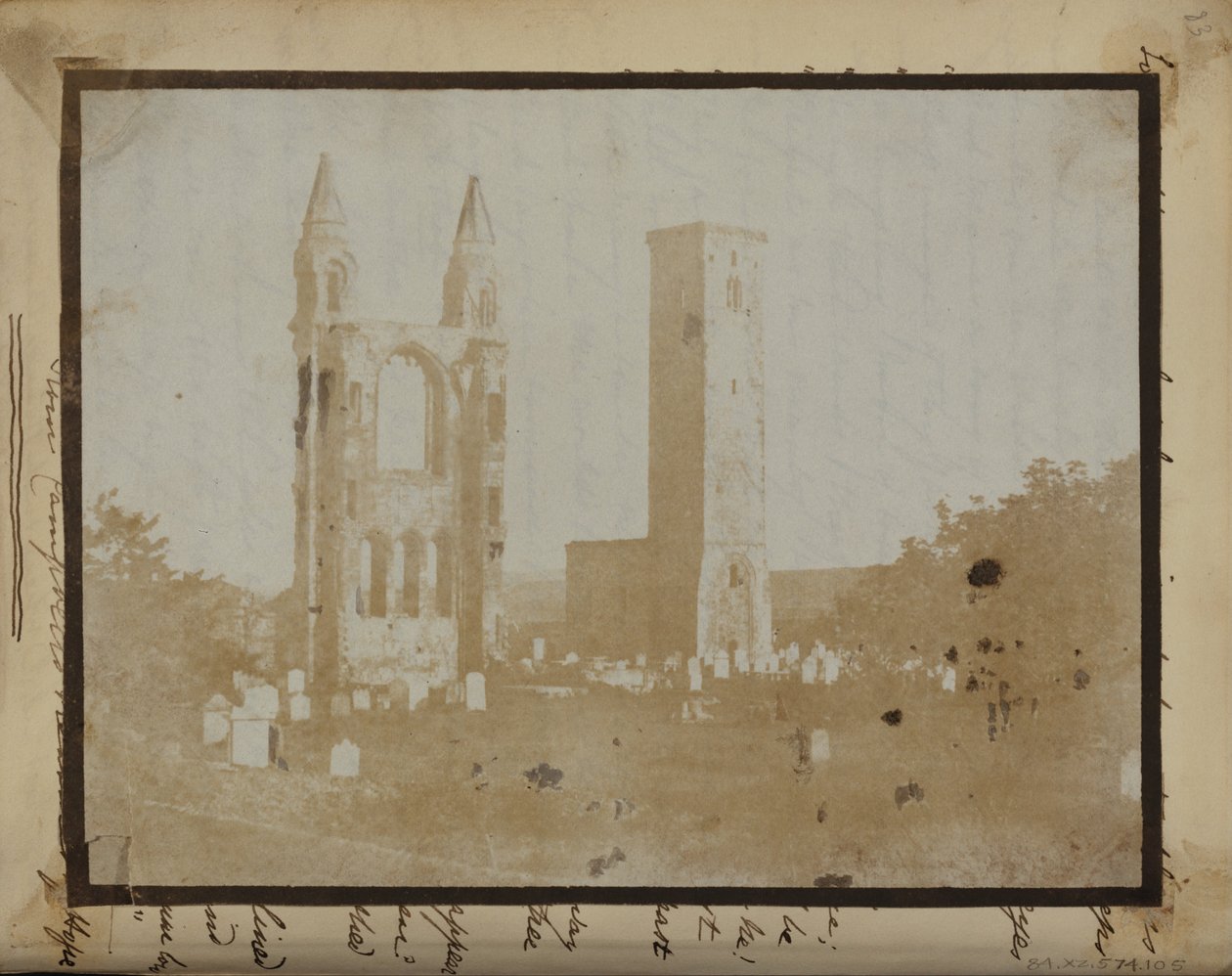 St. Regulus Toren en de Oostgevel van St. Andrews vanuit het Noordwesten door Hill and Adamson