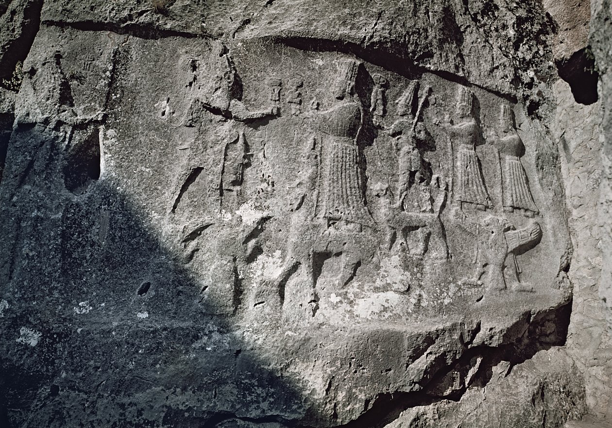 Detail van reliëfs uit Kamer A die het mystieke huwelijk van de stormgod Teshub en de aardmoedergodin Hepat afbeelden door Hittite