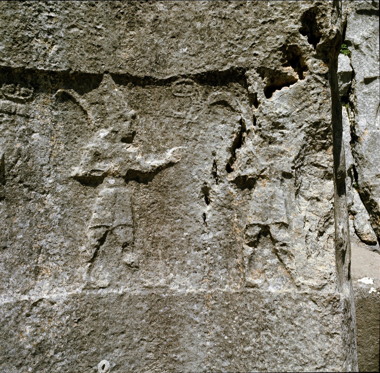 Laag reliëf met twee personages door Hittite