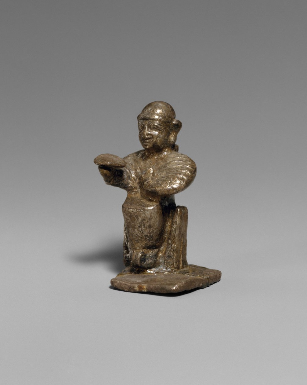 Zittende vrouw, ca. 14e-13e eeuw v.Chr. (zilver) door Hittite