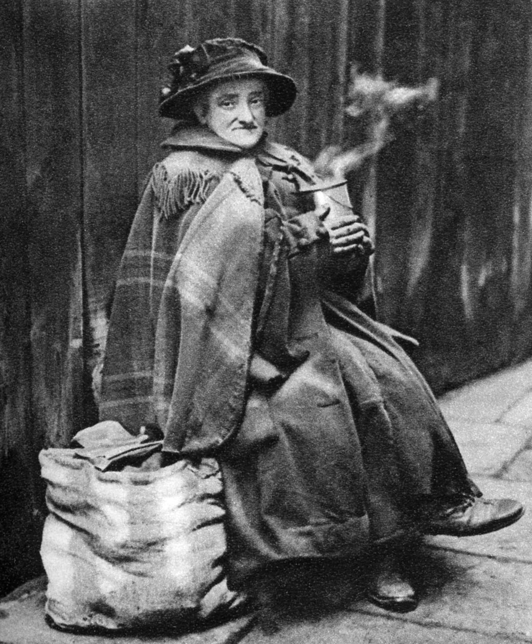 Oude vrouw, achter Fleet Street, Londen, 1926-1927 door Hoppe