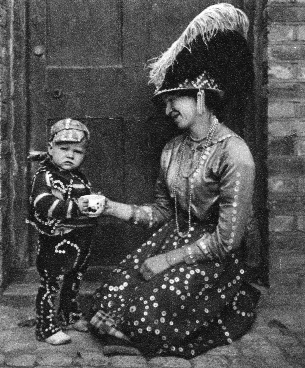 Pearly Queen en Pearly Prince, Londen, 1926-1927 door Hoppe