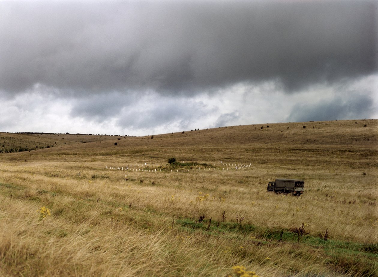 Grafheuvel op Salisbury Plain, Wiltshire, 1999 door IJ Leonard