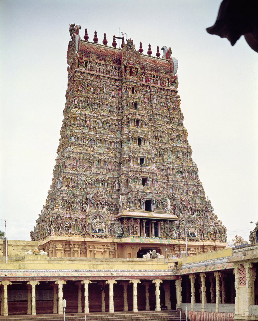 Uitzicht op de gebeeldhouwde buitenkant van de zuidelijke gopuram door Indian School