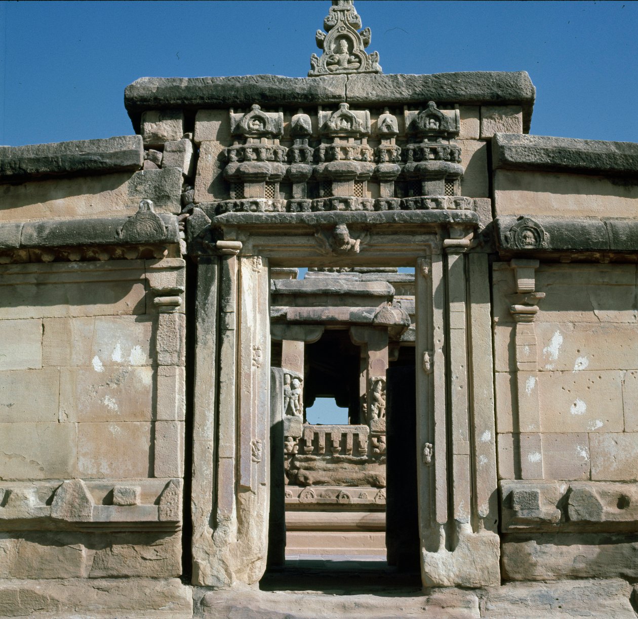 Zijdeur van de tempel door Indian School