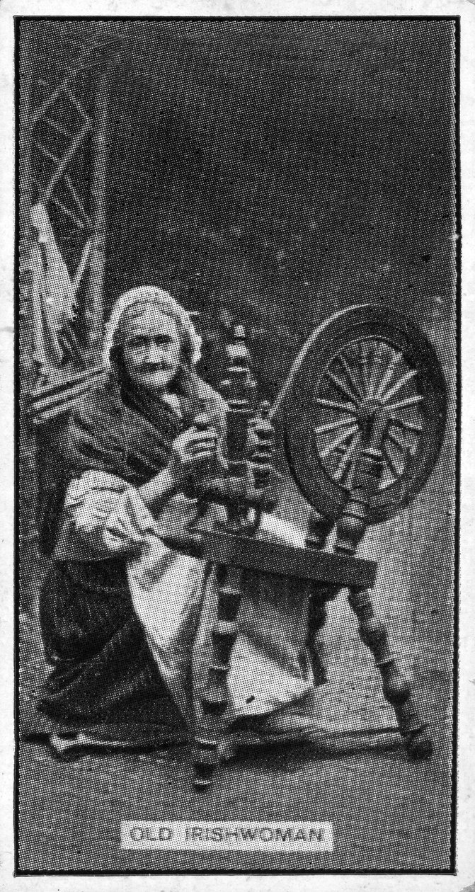 Bejaarde Ierse vrouw bij haar spinnewiel, uit een laat 19e-eeuwse foto door Irish Photographer