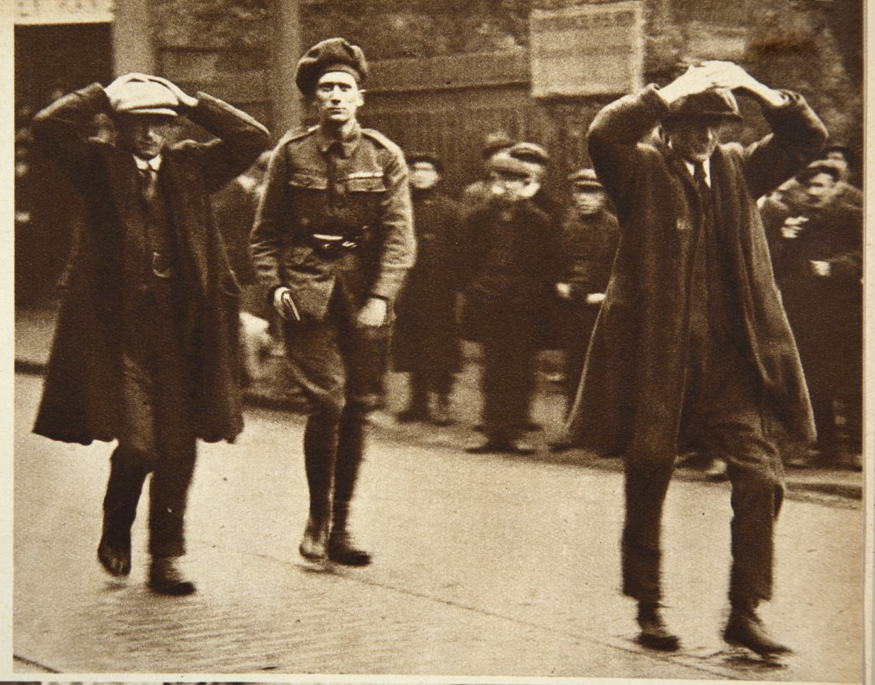 Twee Sinn Fein-leden gearresteerd door Britse troepen tijdens een inval in het Ministerie van Arbeid in Dublin, 1920 door Irish Photographer