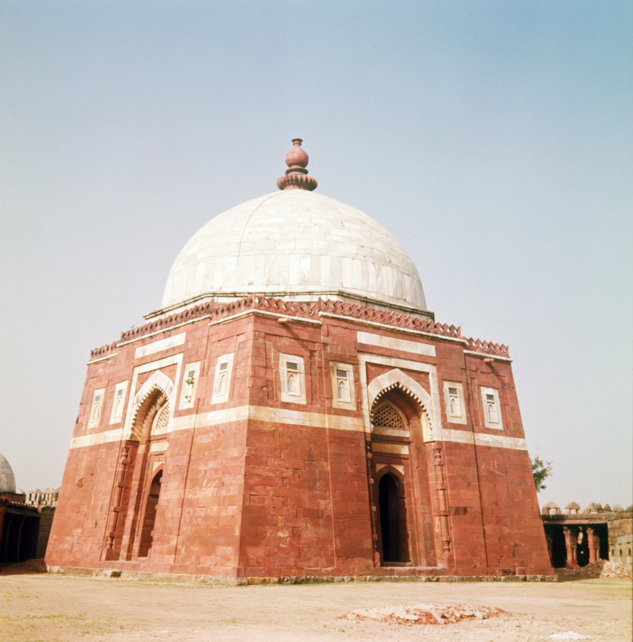 Mausoleum van Ghiyathud-din Tughluq, Tughluqabad, 1321-25 door Islamic School
