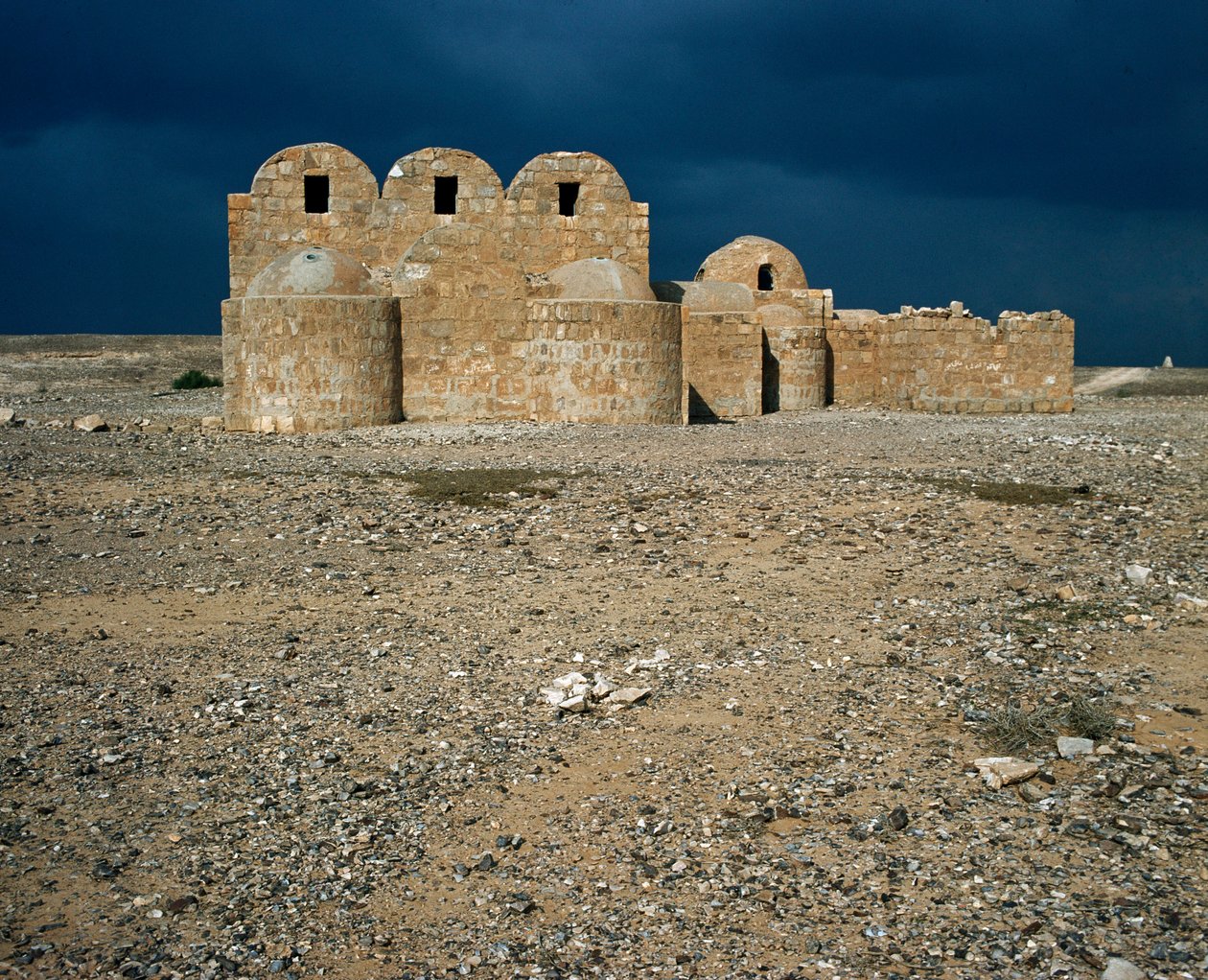 Uitzicht op Qasr Amra, woestijnkastelen (711-715) door Islamic School