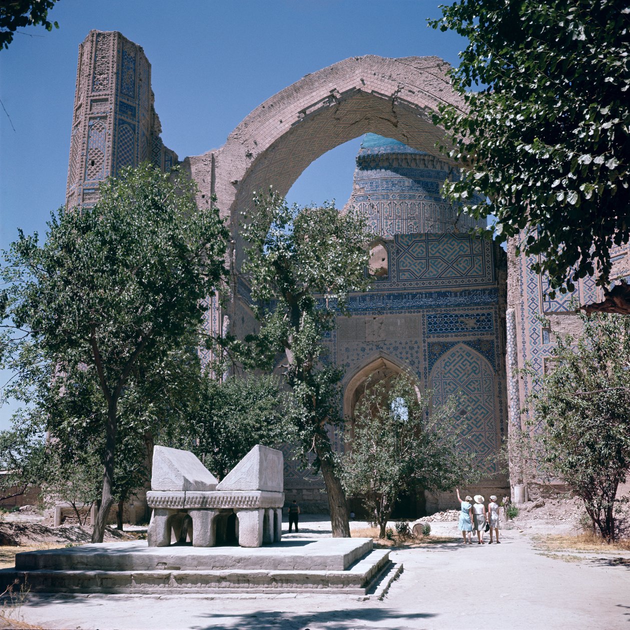 Zicht op de binnenplaats, 1399-1404 door Islamic School