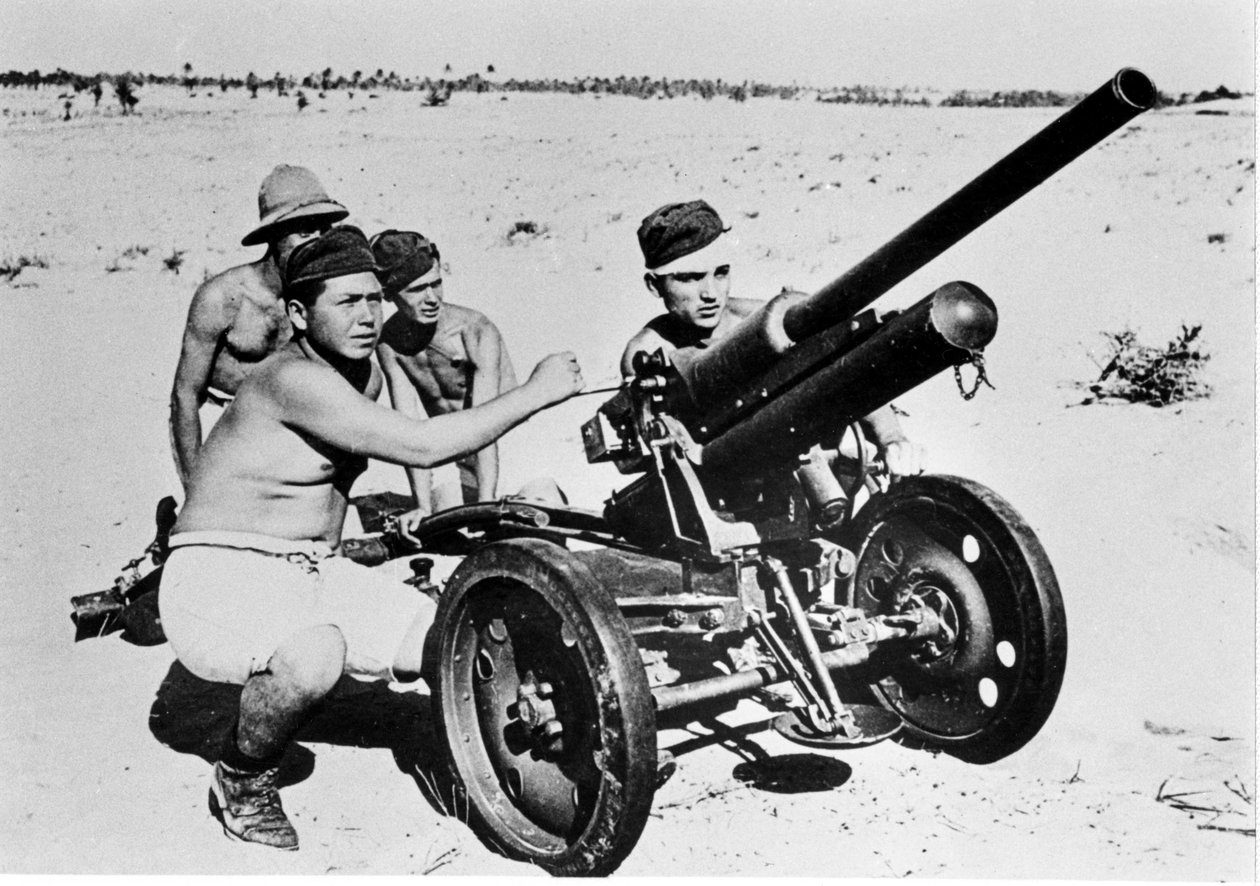Italiaanse antitank in de Libische woestijn. 1941. door Italian Photographer