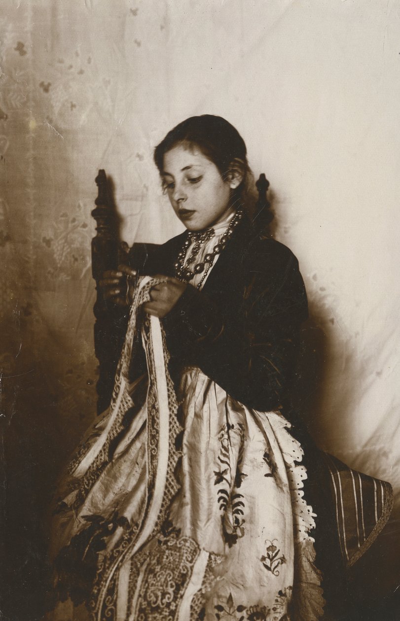 Naaiende jonge vrouw, Toscane, Italië, ca 1910 door Italian Photographer