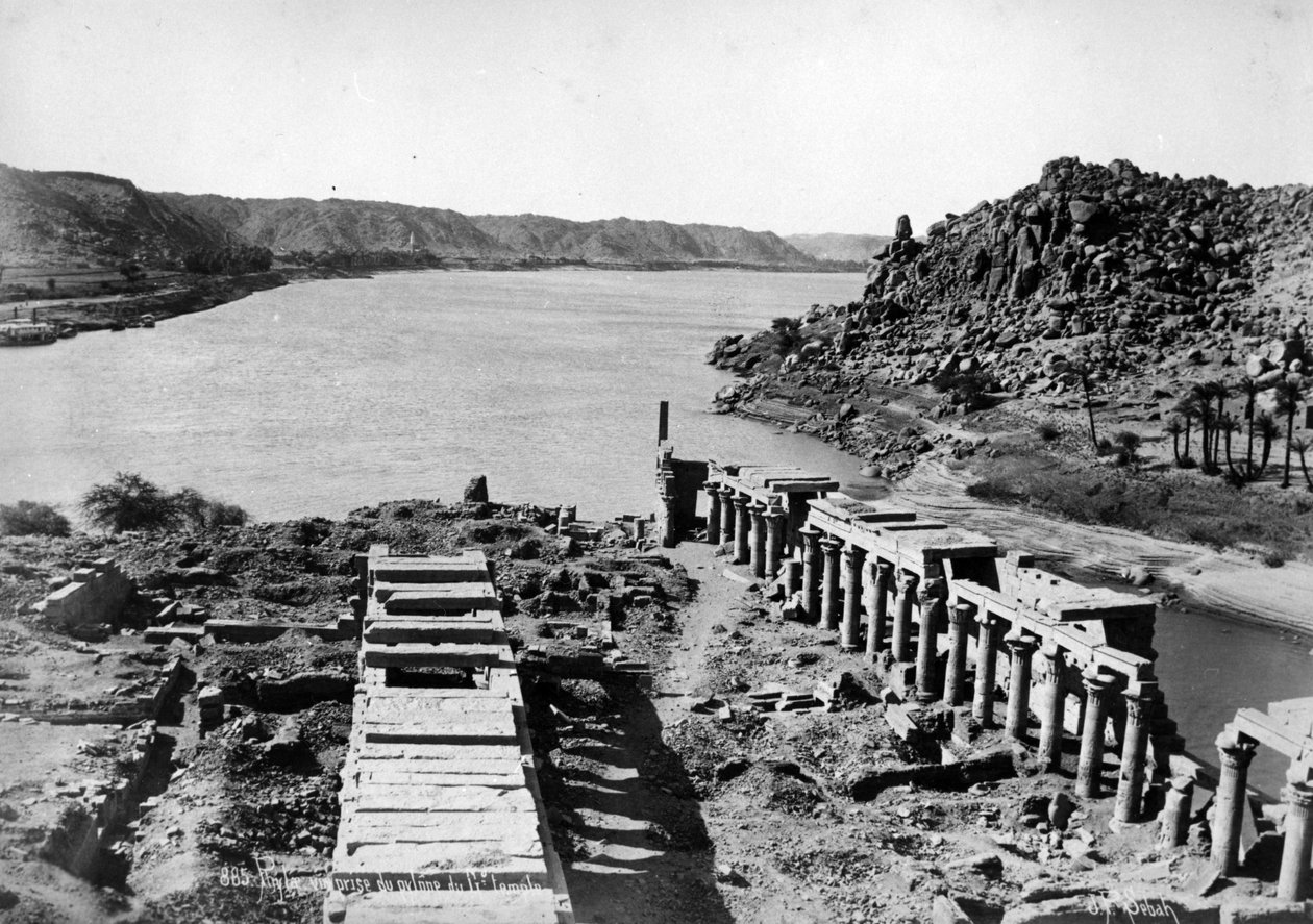 Philae, genomen vanaf de pyloon van de Grote Tempel, ca. 1880 door J. Pascal Sebah
