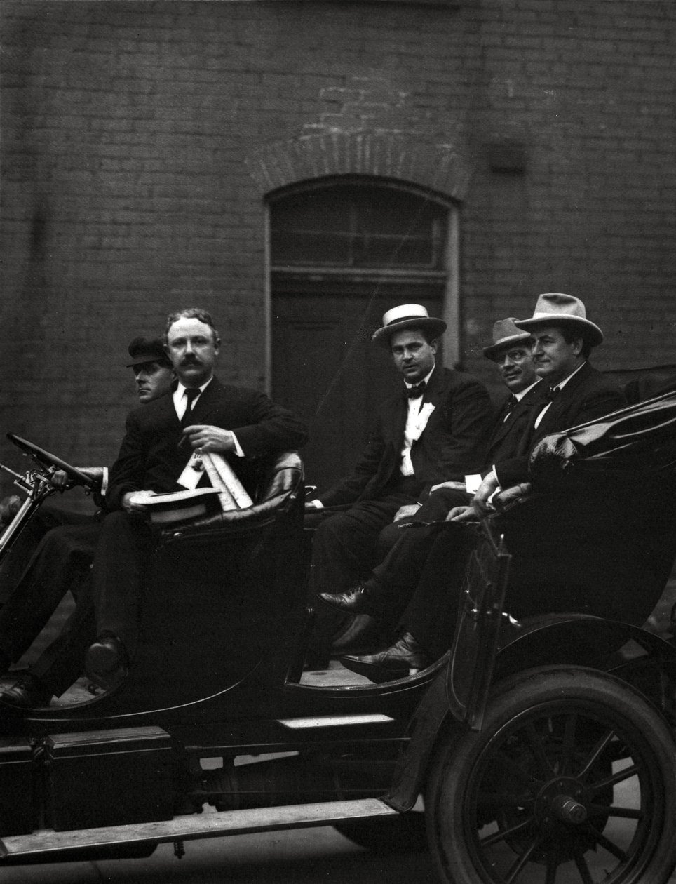 Edward F. Goltra, een niet-geïdentificeerde afgevaardigde, Rolla Wells, en William Jennings Bryan arriveren bij een zitting van de Democratische Nationale Conventie van 1916, St. Louis, 11-14 juni 1916 door J.C. Strauss