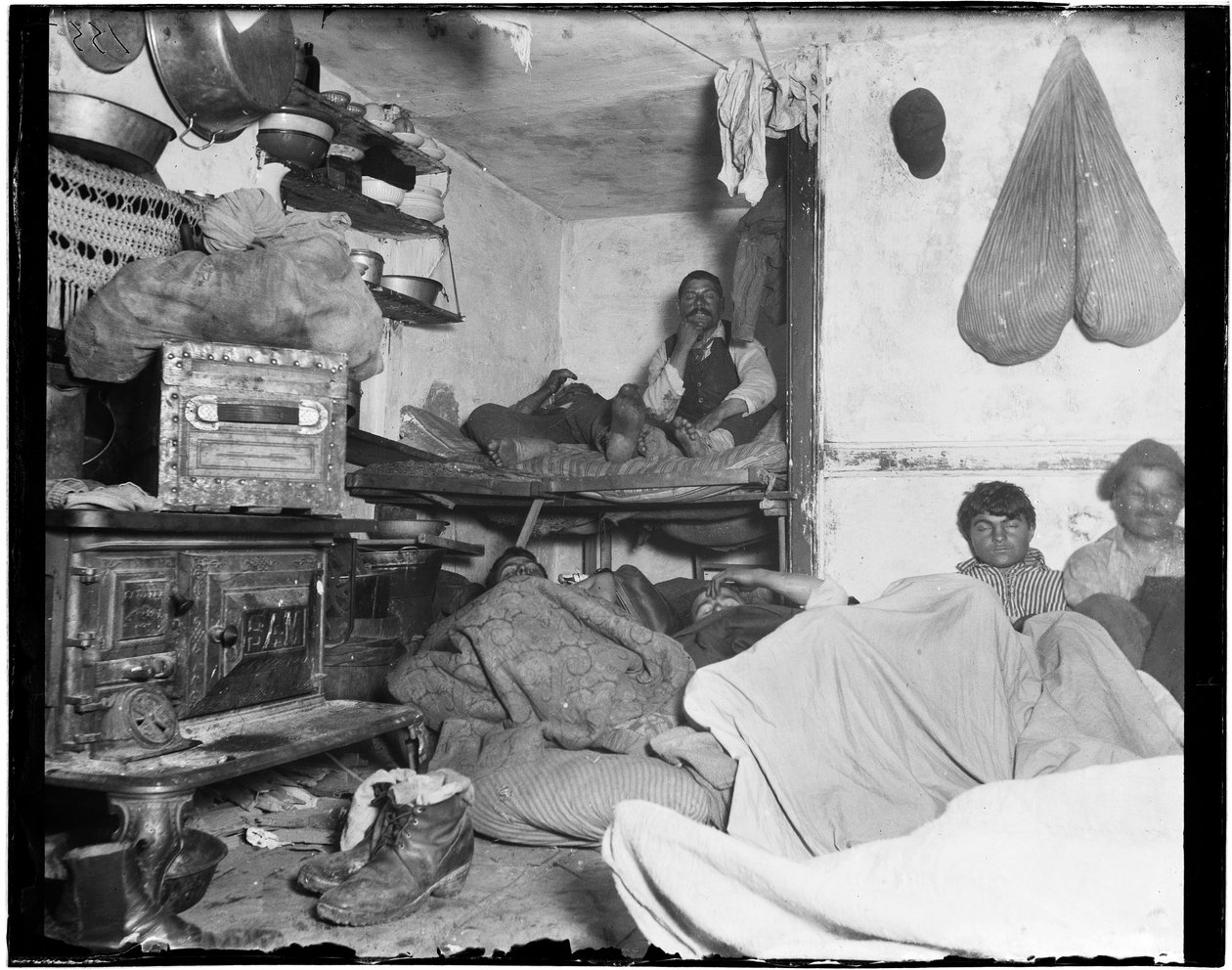Logés in een overvol huurhuis in Bayard Street - Vijf cent per plek door Jacob August Riis