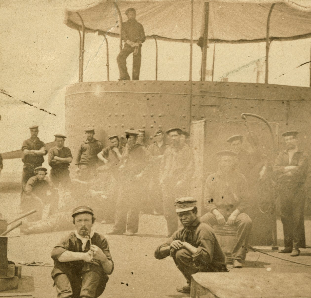 Bemanning op het dek van de USS Monitor, 1862 door James F. Gibson