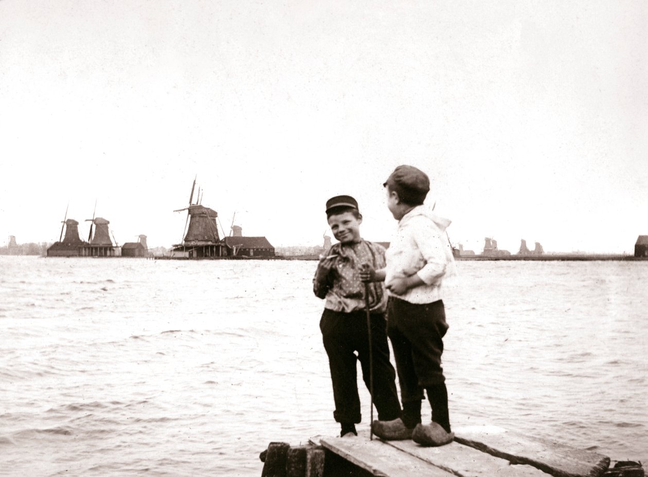 Jongens bij een kanaal, Laandam, Nederland, 1898 door James Batkin