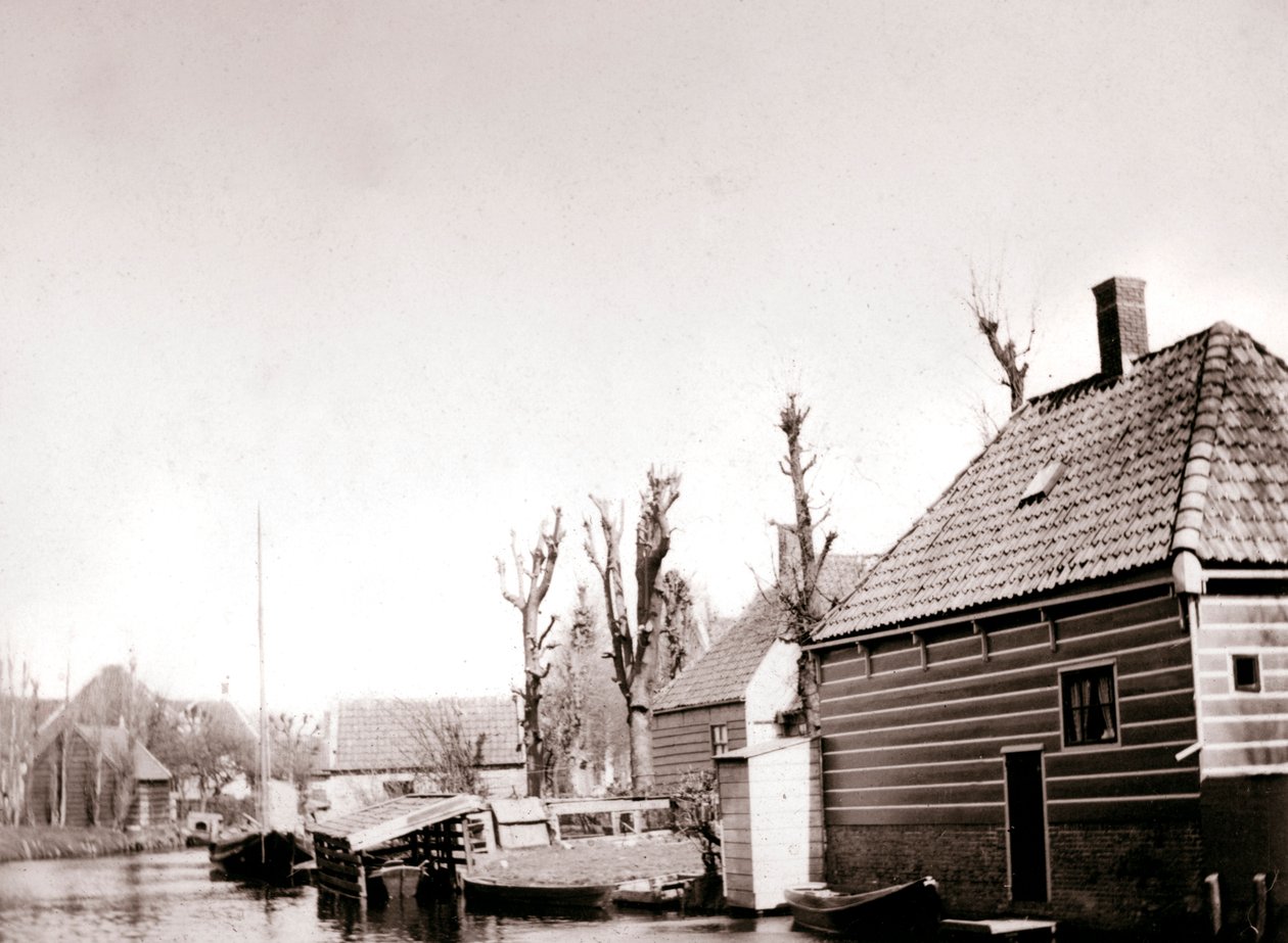 Huizen aan de gracht, Broek, Nederland, 1898 door James Batkin
