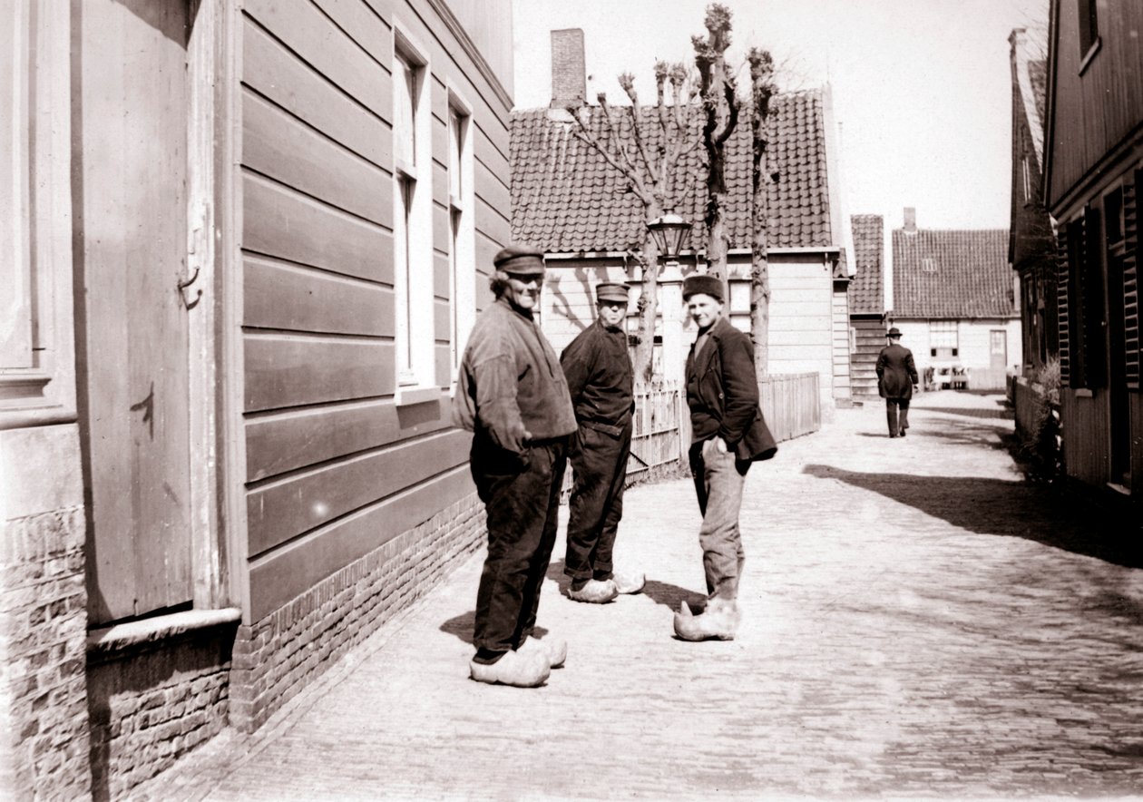 Mannen in traditionele kleding, Broek, Nederland door James Batkin