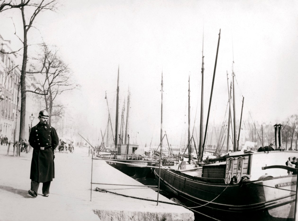 Politieagent bij een kanaal, Rotterdam, 1898 door James Batkin