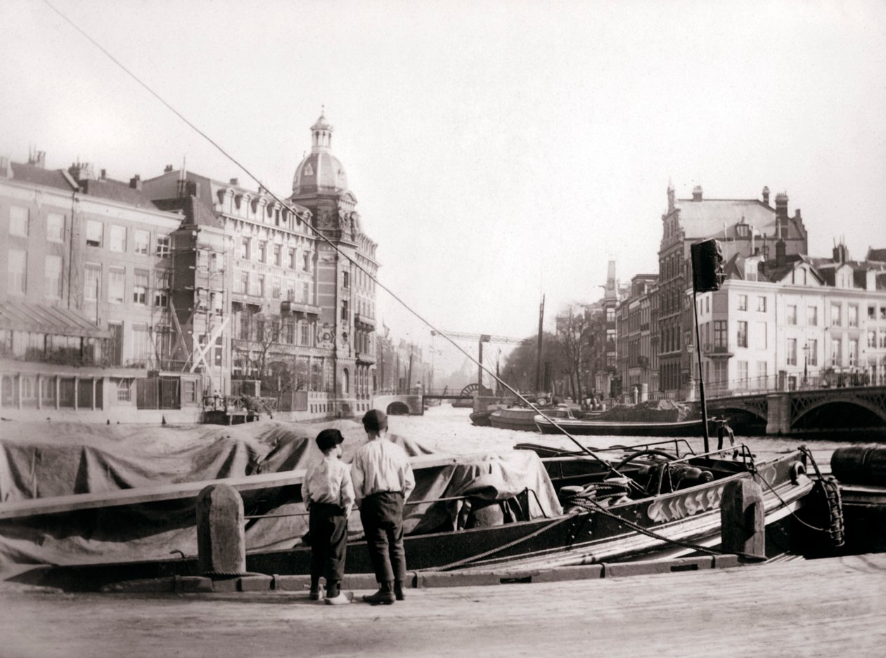 Twee jongens bij een kanaal, Rotterdam, 1898 door James Batkin