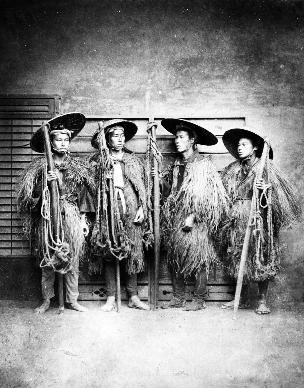 Japanse Mannen in Stro Mantels, ca. 1870s door Japanese Photographer