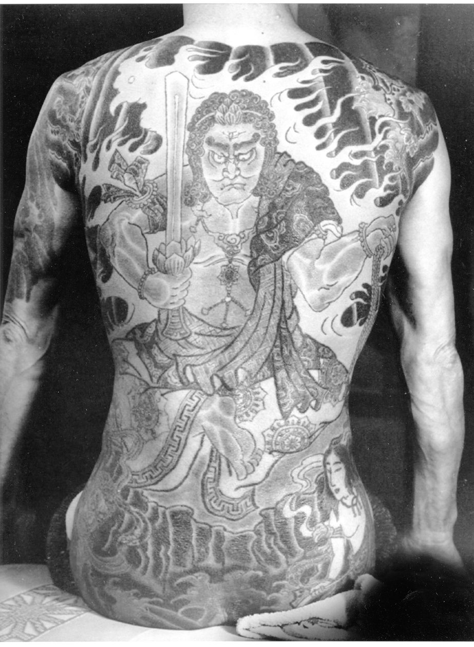 Man met traditionele Japanse Irezumi-tatoeage, c.1910 door Japanese Photographer