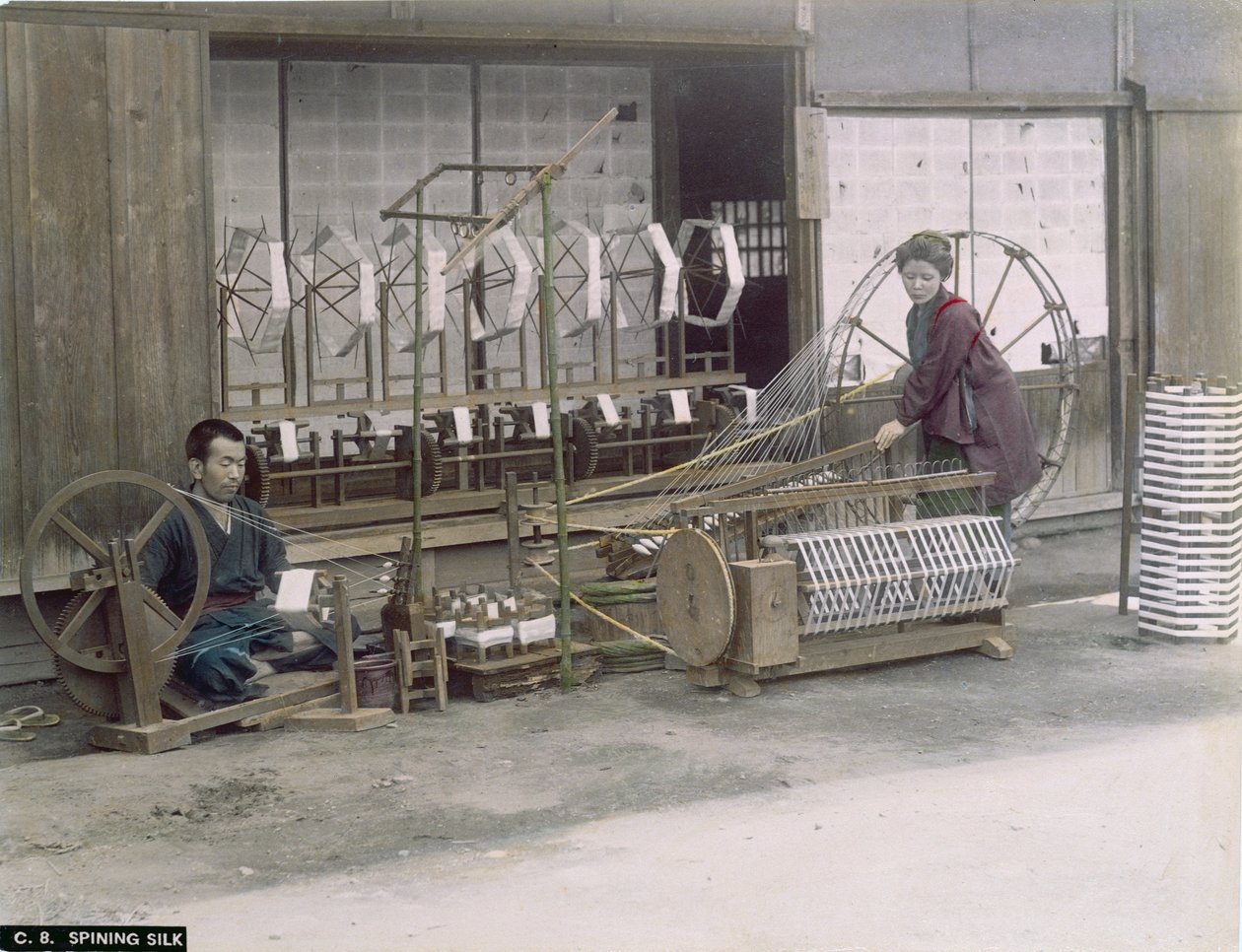 Zijde spinnen in Japan, ca. 1900 door Japanese Photographer