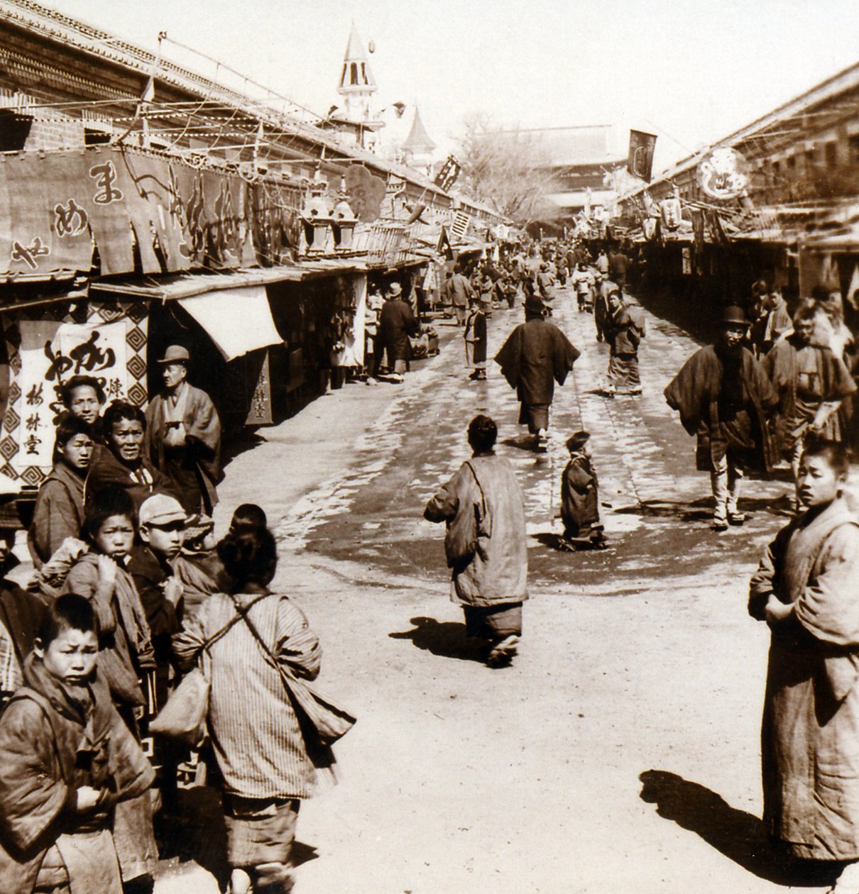Straatscène in de Asakusa-wijk van Tokio, Japan, ca. 1900 door Japanese Photographer