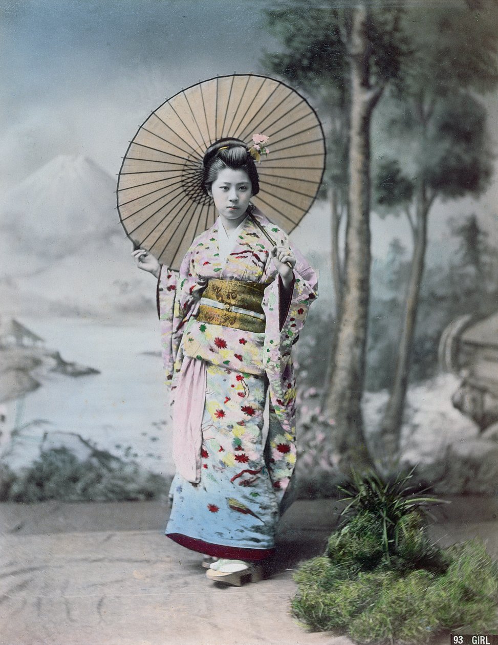 Jonge Japanse meisje in een kimono en met een parasol, Mt.Fuji op de achtergrond, ca. 1900 door Japanese Photographer