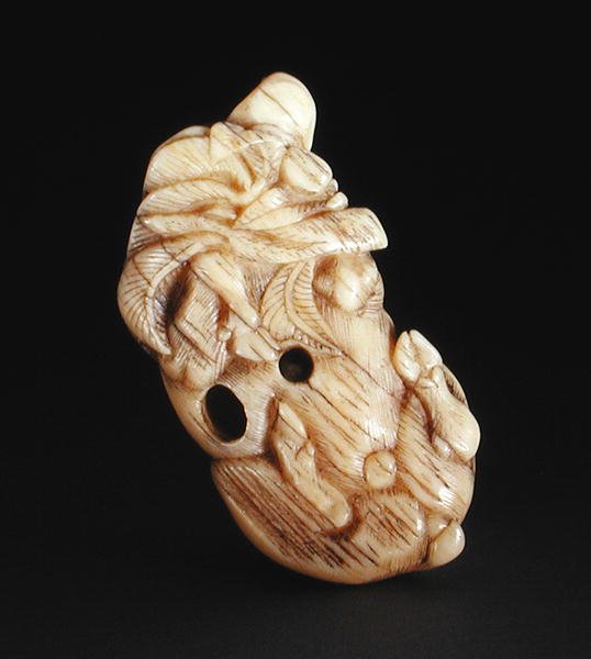 Netsuke die een liggend zwijn uitbeeldt, c. 1750-80 (narwaltand) door Japanese School