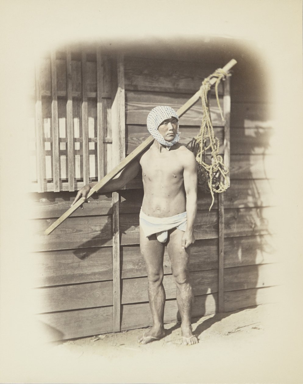 Man met vismand door Japanese Photographer