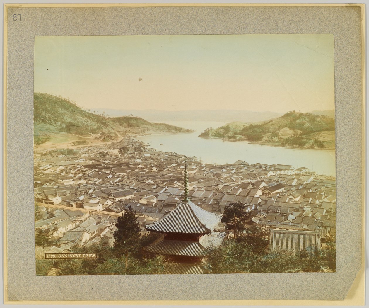 Onomichi-stad, Japan (handgekleurde zwart-wit foto) door Japanese Photographer