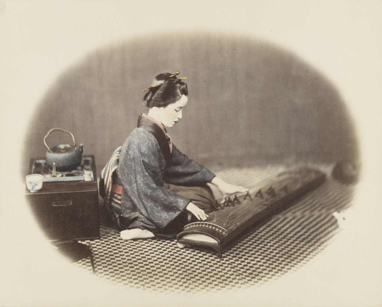 Vrouw die een koto speelt door Japanese Photographer