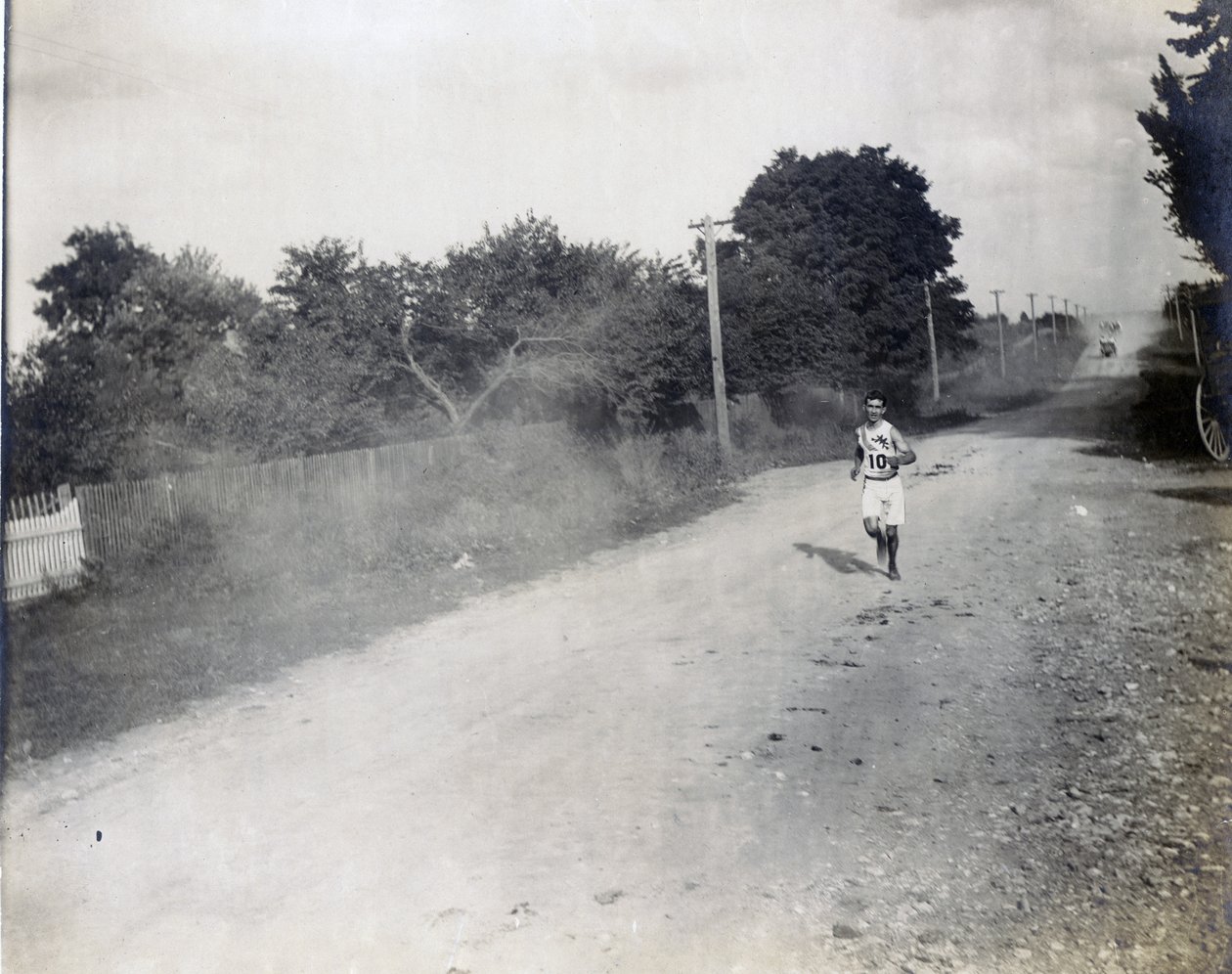 Sam Mellor van de Mohawk Athletic Club rent alleen, langs de onverharde weg, in de marathonrace op de Olympische Spelen van 1904 door Jessie Tarbox Beals