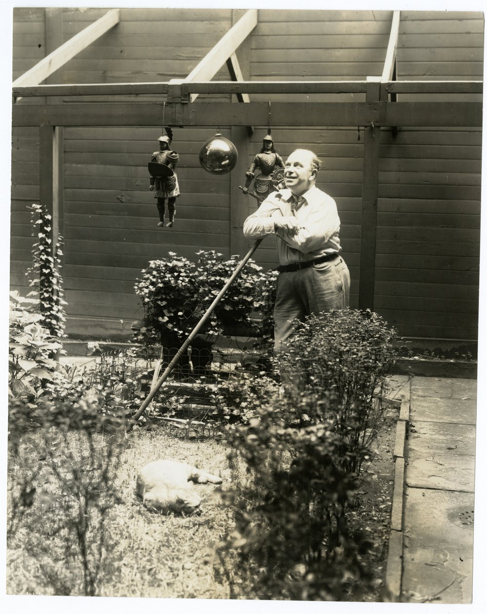Tony Sarg in zijn tuin door Jessie Tarbox Beals