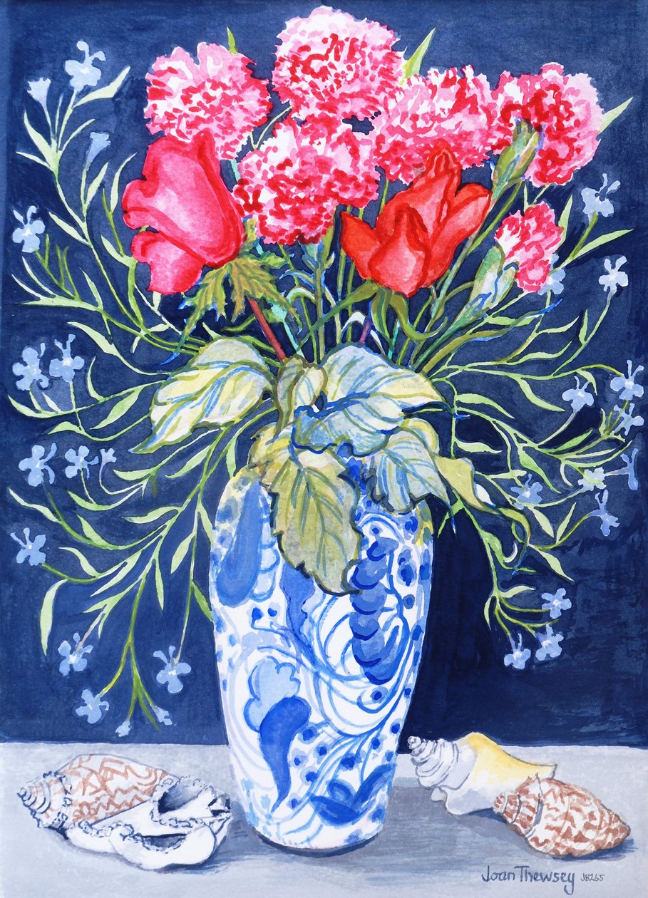 Rozen, anjers en lobelia in een blauw-witte vaas, 3 schelpen door Joan Thewsey