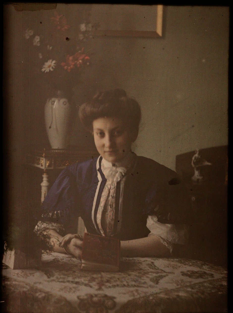 Vrouw aan tafel door Johannes Hendrikus Antonius Maria Lutz