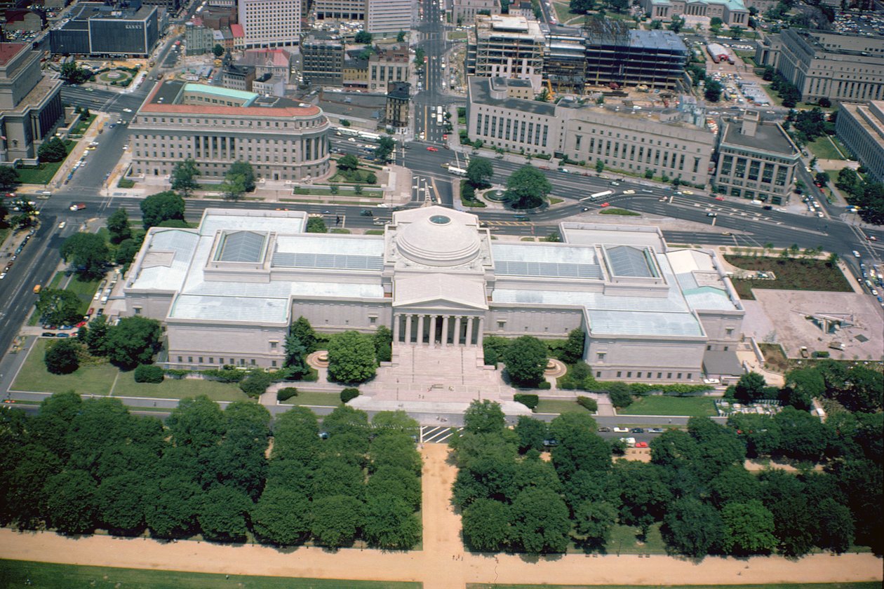 Luchtfoto van het Westgebouw van de National Gallery of Art, voltooid in 1941 door John Russell Pope